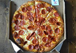 Schau ins menü, nutze aktionen, finde stores in deiner nähe, tracke deine bestellung u.v.m. The Crust Domino S Vs Pizza Hut Crowning The Fast Food Pizza King First We Feast