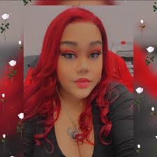 Kelli Roche's Instagram, Twitter & Facebook