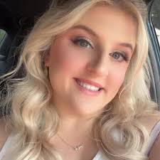 Holding my daughter 💕