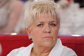 En 2003, toute la famille déménage à santos, et neymar intègre le club santos fc où il effectue. Mimie Mathy En Deuil Marcel Son Pere Est Decede