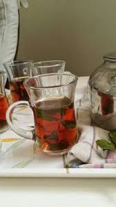 شاي أحمر بالنعناع Red Tea With Mint Leaves Red Tea Mint Leaves Alcoholic Drinks