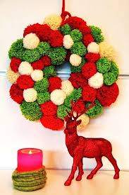 Diy Pompom Kranz Zum Weihnachtsfest Selbermachen Weihnachtsdeko Selber Basteln Basteln Weihnachten Weihnachtsbasteln