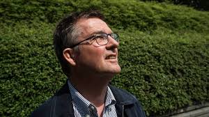 Hustruen sætter sig for bordenden i milliardæren Bent Jensens livsværk