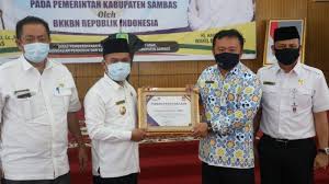 Terima Penghargaan Dari Bkkbn Ri Atbah Pemkab Sambas Canangkan 34 Kampung Kb Tribun Pontianak