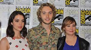 Adelaide kane, toby regbo and laurie mccarthy ship them. Sdcc Scoop Adelaide Kane And Toby Regbo Tease Reign Season 2 The Tv Addict