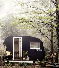 bekijk de foto van tiara met als titel oude caravan beschilderen en gebruiken als tuinhuisje en andere inspir playhouse remodel vintage camper camper makeover