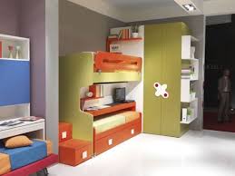 Vendo arredamento cameretta (2 letti singoli, 2 comodini, cassettiera, armadio 4 ante con cassettiera, libreria, mensole. La Cameretta Con Letto A Castello