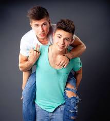 Partiamo dalla sua biografia, dall'età e dall'altezza del cantante.benji ha 27 anni ed è nato il 20 giugno 1993 a modena. Benji E Fede Le Biografie Di Benjamin Mascolo E Federico Rossi