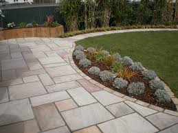 Great Use Of Edges And Plants Flowers To Break Up The Patio From The Lawn Garden Design Layout Landscaping Patio Garden Design Backyard Landscaping Designs