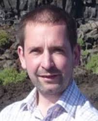 On the formation of inclusion complexes at the solid/liquid interface of  anchored temperature-responsive PNIPAAM diblock copolym