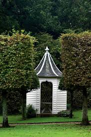 The Life And Homes Of Nicky Haslam One Of The Most Important Characters In British Design Summer House Cottage Garden Traditional Garden Design