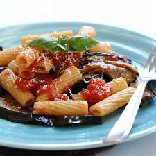 A napoli la prepariamo con le melanzane a funghetto. Pasta Melanzana E Mozzarella