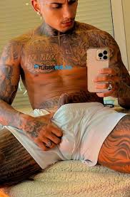 Dynho Alves deixa todos babando com a visão de milhões do seu short - imperdível