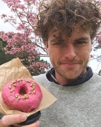 🌸tree here is going 'gangbusters' to use a technical gardening term. Donut  for dinner here ain't got long x