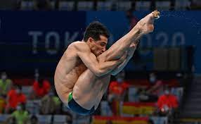 Tom daley, medallista de oro en clavados sincronizados, estuvo en la tribuna durante la final de trampolín de 3 metros en tokio 2020. Ns9 Bze788mrmm