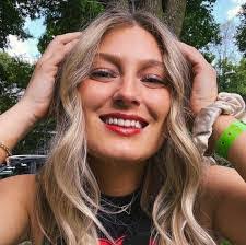 Danielle Bachand's Instagram, Twitter & Facebook