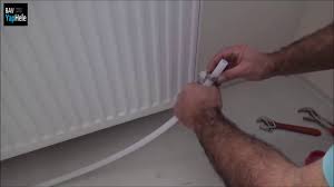 Merkezi ısıtma sistemlerinde sıcak su dolaştırılarak ısıtmanın sağlandığı radyatör panellere verilen isimdir. Evde Kombi Petek Su Giris Cikis Baglantilari Alttan Nasil Verilir Nasil Yapilir Flex Boru Vana Youtube