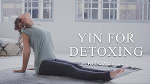 Kom in een comfortabele zittende positie. How To Boost Your Detox With Yin Yoga Rituals