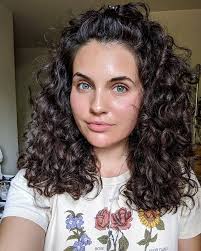 Transform Your Curls With This Easy And Inexpensive Curly Hair Routine Curly Hair Styles Curly Hair Tips Curly Hair Styles Naturally