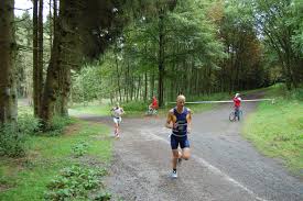 Triathletes compete for fastest overall completion time. Triatlon Wikipedia