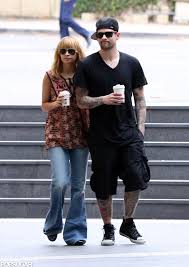 Depuis 2007, elle est en couple avec le leader du groupe good charlotte, joel madden, qu'elle a épousé le 11 décembre 2010. Joel Madden Quotes Quotesgram