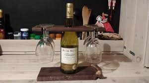 Des bouteilles vides vous permettant de stocker vos jus, vins et autres liquides. Porte Bouteille Vin Et Verres Avec Planche A Decouper Saucisson Palettes Co