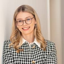 Esther Schubert's Instagram, Twitter & Facebook