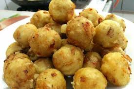 Bahan asasnya ialah tepung, air dan garam. Cucur Ikan Bilis Rangup Sedap Sampai Tak Cukup Sepinggan
