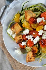 Spaghetti De Courgette Au Pesto Tomates Roties Feta Et Croutons Recette Recette Spaghetti De Courgette Courgettes Au Pesto Spaghetti Recette