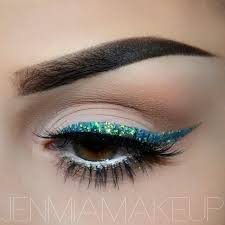 Delineado paso a paso delineador de ojos para principiantes aplicar delineador. Delineado De Ojos Con Glitter Tips Para Delinear Ojos Consejos Para Delinear Ojos Maquillaje Para Maquillaje Ojos Marrones Maquillaje De Ojos Delinear Ojos
