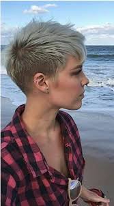 Mit ihrem kürzeren, feinen haar könnten wir mit einem stumpfen gegenstand wie einem meersalzspray einen zarten fransensaum mit versetztem pony erzielen oder mit einem previous article← 12+ verschiedene schicke styles für pixie bob haircut. Pin Auf Frisuren 2018