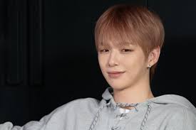 Kang Daniel Reveals Official Light Stick