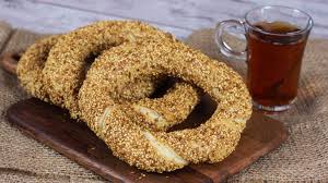 Simit tarifi çıtır çıtır ve de fırından tazecik, sıcacık çıktığında çok az kişinin karşı koyabileceği hamurişi tariflerinden biridir. Simit Turkische Sesamringe Cook Bakery