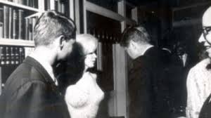 Inainte de a discuta despre marilyn monroe, cateva vorbe despre episodul anterior din prea multa graba la incarcarea episodului despre malaezia in forma. Dezvaluiri Despre Moartea Lui Marilyn Monroe Si Relatia Cu Fratii Kennedy Mobile