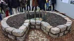 En effet, un jardin en trou de serrure est généralement surélevé d'au moins 50 cm (voire plus, parfois jusqu'à 1,50m) grâce à des bordures solides, de préférence non cela nous semble facultatif, mais chacun fera selon sa sensibilité. Fougeres Comment Fabriquer Son Jardin Composteur Trou De Serrure
