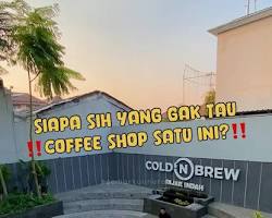 Gambar Cold 'N Brew Fajar Indah dengan berbagai varian kopi dan camilan
