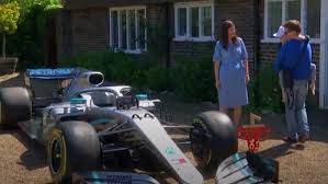 Mp3 320 / flac (tracks) total. Tief Geruhrt Von Funfjahrigem Fan Lewis Hamilton Verschenkt Formel 1 Wagen N Tv De