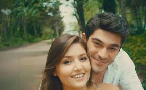 + başrollerinde hande erçel ve burak deniz'in yeraldığı, yönetmenliğini müge uğurlar'ın yaptığı aşk laftan anlamaz dizisi için final kararı alındı. Ask Laftan Anlamaz 1 Bolum Kiyafetleri Stilonerileri Com