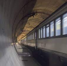 Im neuen eisenbahntunnel am gotthard können ab mittwoch zugfans hinter einem fenster im berg bei amsteg ur vorbeirauschende züge beobachten. Endstation Gotthardtunnel Wenn Die Bahnfahrt Zum Horror Wird Welt