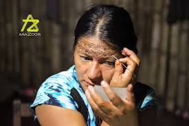 La costumbre y el hecho de pintarse la cara entre los pueblos originarios  amazónicos, está intrínsecamente ligado a la unión entre el hombre y la  naturaleza. Amazoom-TV