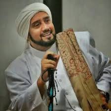 Aisyah radiallahu 'anha istri nabi shallallahu 'alaihi wasallam menceritakan, rasulullah shallallahu 'alaihi wasallam menikahiku di bulan syawal, dan membangun rumah tangga denganku pada bulan syawal. Foto Habib Syech Resolusi Gambar Gambar Jubah Pria