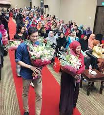 Beliau dilahirkan di kampung kota, permatang pasir, seberang perai, pulau pinang pada 4 ogos 1929. Misbun Sidek On Twitter Isteri Saya Datin Latifah Sidek Terpilih Sebagaitokoh Ibu Yang Disampaikan Isteri Tyt Yang Dipertua Negeti Sabah