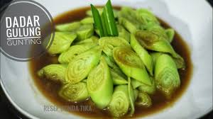 Kue dadar gulung warna hijau dengan isi gula kelapa manis dan enak. Resep Kue Dadar Gulung Gunting Kuah Srikaya Super Enak Dan Legit Youtube