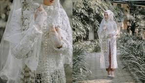 Mar 02, 2018 · ketemu lagi nih sob, pada kesempatan kali ini kami akan membagikan informasi bermanfaat seputar kumpulan tema acara yang menarik. 11 Ide Kebaya Hijab Nuansa Putih Untuk Momen Akad Demi Ayu Paripurna Di Hari Istimewa