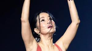 Chị đẹp" Hồng Nhung có hành động đáng yêu khi con trai 12 tuổi thổi  saxophone hỗ trợ mẹ nhưng lỡ quên bài!