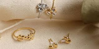 11 Minimalist Jewelry Brands You Can Find In Singapore Herstyleasia Discover minimalist fine jewelry essentials that combine classic design with contemporary details.