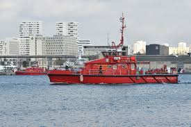 Construit Par Le Chantier Socarenam De Boulogne Sur Mer Le Matelot Louis Colet Second Des Deux Nouveaux Bateaux Pom Marin Pompier De Marseille Pompier Bateau