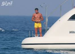 صور كريستيانو رونالدو يستمتع بأجازته مع عائلته على اليخت الخاص به موقع تيربو العرب surfboard swimwear speedo