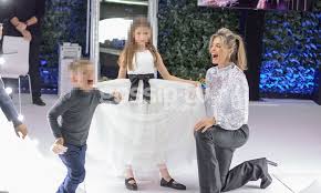 H showbiz όπως δεν την έχετε ξαναδεί! Katerina Laspa Nektarios Nikolopoylos Apolaysan Thn Koroyla Toys Sthn Pasarela Gossip Tv Gr