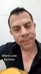 Alberto Luna 6 minutos antes de subir en Alem de la Línea B a cantar.